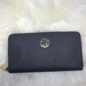 DKNY plånbok  - DKNY plånbok med korthållare och fack för mynt och kontanter. Köptes för 1400 men säljer för 600, kan sälja för 500 vid snabbt köp. Kan mötas i hela Stockholmsområdet.