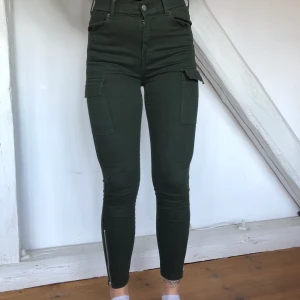 Dr. Denim gröna  - Riktiga fickor på sidorna 