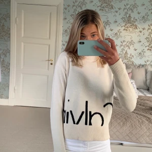 Polotröja - Säljer denna benvita polotröjan från Calvin Celin, nästan aldrig använd och i väldigt bra skick! Perfekt plagg nu till hösten🍁 Pris: 100 kr. FRAKT TILLKOMMER💗🧚🏼