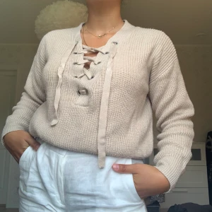 Stickad tröja - Jätte gullig stickad tröja, använts bara ett fåtal gånger, köparen står för frakten🌸🌸