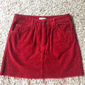 Röd Manchesterkjol - Superfin och oanvänd Manchesterkjol! Storlek M men passar mer som en S💕 skriv för fler bilder! 