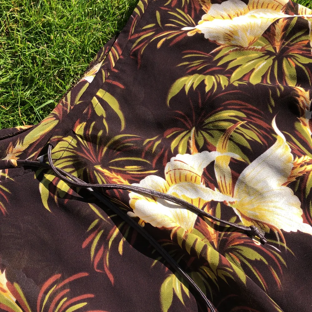 Häftig blommig kjol, Hawaii feeling🐬🌺🍹 Skulle säga att den passar S-L då man kan knyta den med ett band i midjan. Köparen står för frakten🐬🐬🌺. Kjolar.