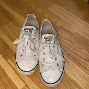 Vita converse - Säljer ett par vita converse som jag inte använder längre. Köparen står för frakt eller så kan vi mötas upp.