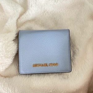  Michael kors plånbok i storlek onesize - Säljer denna oanvända michael kors plånbok som är köpt i usa för ca 1 år sedan. Aldrig använd. Helt nytt skick! 