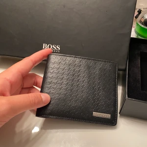 Plånbok - Plånbok från Hugo Boss, använd ett par gånger men inga skador! 🦋 nypris 1100kr 