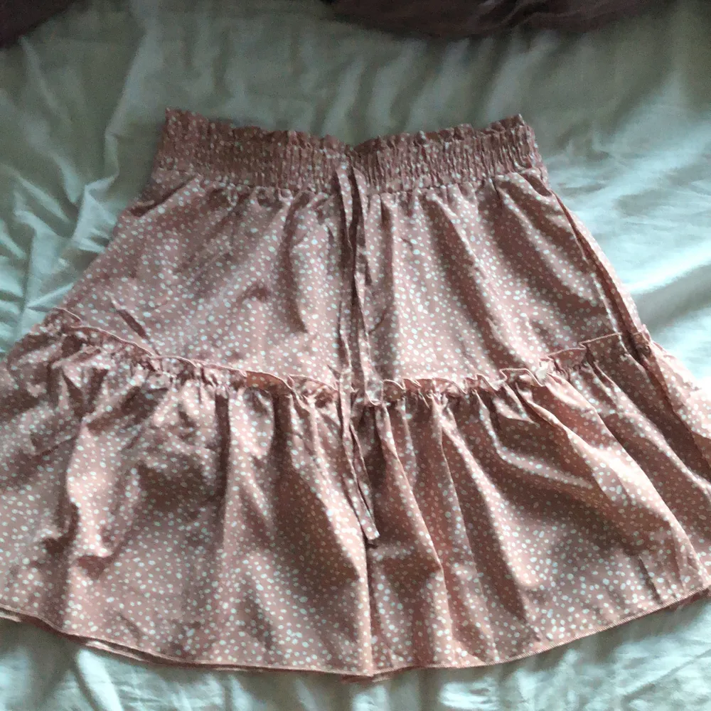 Rosa kjol i storlek S som inte är använd då den är för kort för min smak (är 178cm). Köparen står för frakt.. Kjolar.