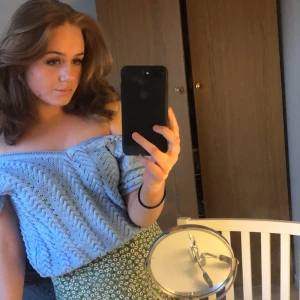 Stickad väst - Trendig väst i as fin blå färg 💙 passar typ alla storlekar då den är stretchig, frakt tillkommer!! 