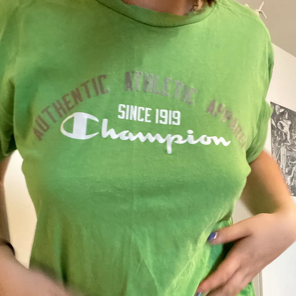 Snygg tisha från champion! Mysig grön färg också! Storlek M men passar S-XS beroende på önskad passform🥰 frakt 44. T-shirts.