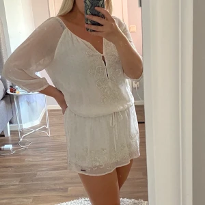 Klänning stl XS-L - Kort klänning från Abercrombie som är fin till både fest och stranden beroende på vad man vill! Jag är 160 och på mig är den kort. Litet hål på ena ärmen som knappt syns (se bild nr 2). Den är i stl L men sitter fint oversized på mig som är en S.