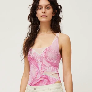 NY - Weekday Body - Prislapp kvar, hann aldrig skicka tillbaka. Jätte fin rosa body som är fint skuren fram och bak. Ny pris 250kr