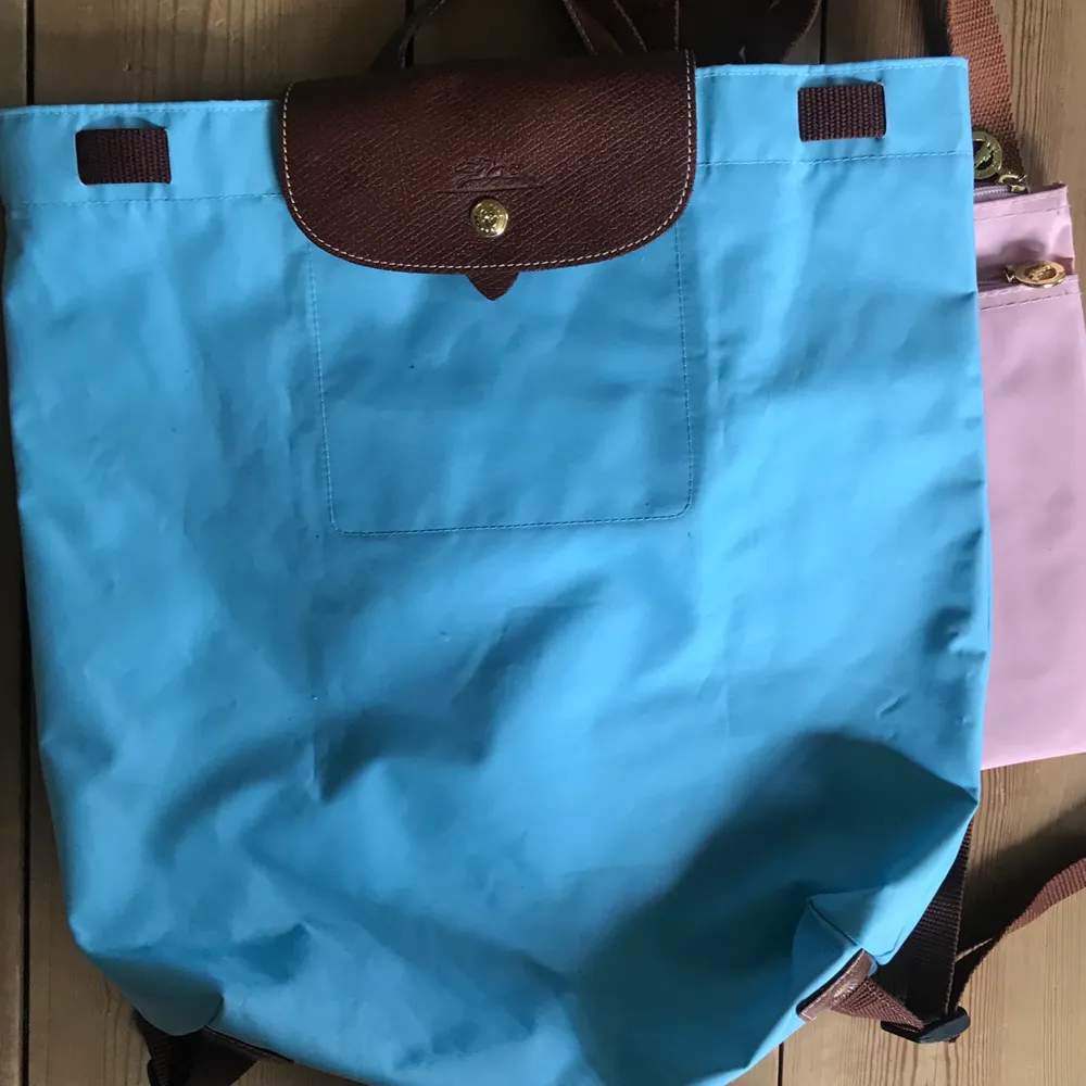 2 äkta longchamp. En ljusblå ryggsäck och en axelväska rosa. Båda i fint skick!. Väskor.