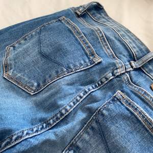 Världens snyggaste jeans från crocker. Sitter perfekt i rumpan. Säljs då de är små för mig. De motsvarar en xs/s