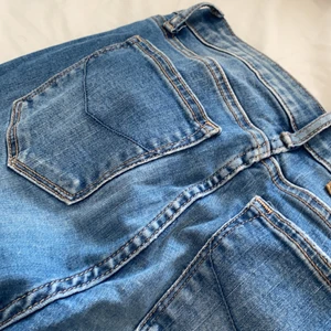 Crocker jeans - Världens snyggaste jeans från crocker. Sitter perfekt i rumpan. Säljs då de är små för mig. De motsvarar en xs/s