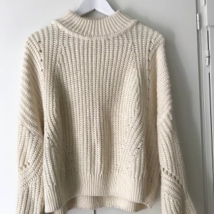Stickad tröja  - En fint vit stickad tröja med långa ärmar och är stretchigt material i storlek M. Bra skick!! Frakt ingår ej men kan mötas upp i Fridhemsplan/Svedmyra:)
