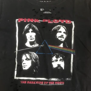Pink Floyd t-shirt - Snygg Pink Floyd tröja köpt från forever21, hålen var där från början. (Frakt kostar 35kr)