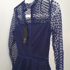 Klänning - En marinblå klänning med prislappen kvar. Ej använd. Köparen står för fraktkostnaden ✨🦋