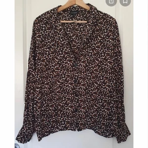 Leopardmönstrad Skjorta - En likadan skjorta som den på bilden (ej min bild). En skjorta från KappAhl i leopardmönster. Som ny, använd en gång. Storlek Xs men sitter oversized. Skriv för tydligare bilder. 