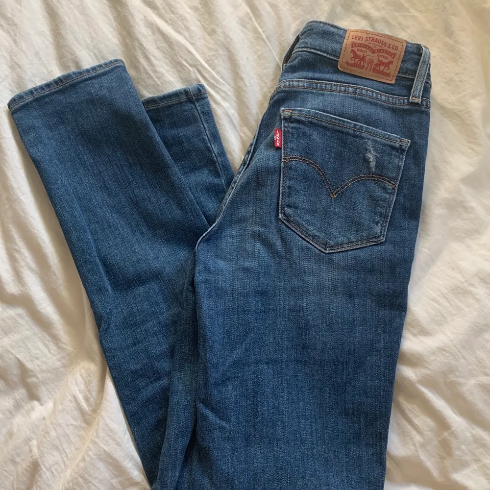 Slitna jeans från Levis i storlek 27👖 passar mig som har storlek S. Är i bra skick!🤩 200kr+frakt . Jeans & Byxor.