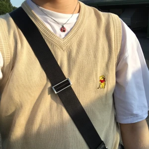 Nalle Puh väst - supersöt nalle puh stickad väst! Den är "äkta". I  använt skick i storleken M 🥰                                   BUD:260 (budgivning slutar 18:00)