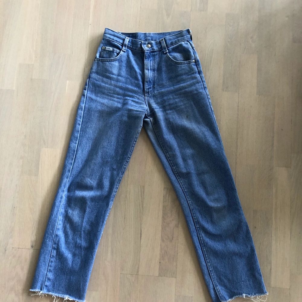 Säljer dessa superfina, raka, blå jeansen från märket ”Lee”. Jeansen är köpta på secondhand för 650kr och har tyvärr nu blivit för små. De är i ett ganska ickestrechigt material men en otroligt snygg modell💓. Jeans & Byxor.