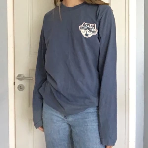 Blå långärmad - Blå långärmad med broderi i strl XL, frakt tillkommer på 45kr<3