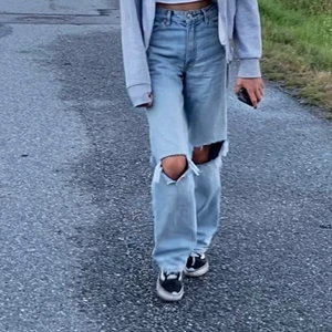Jättesnygga jeans med hål - INTRESSEKOLL!! Funderar på att sölja mina blå jeans med hål på knäna! Jeansen är från monki i modellen taiki (straight) med egenklippta hål! Tänkte sälja då dem är för stora på mig tyvär. Jeansen är i strl 25 men passar även 26, jag är vanligtvis en 24.