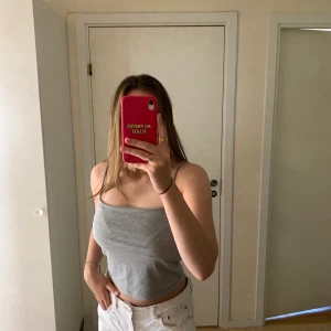 Grått linne från Gina tricot - Grått basic linne från Gina tricot, använt vid vissa tillfällen men inget som syns