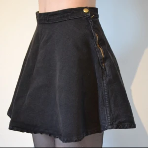  - Svart jeans-kjol från American Apparel i XS. Kag möts gärna upp i Stockholm eller skickar den på posten.