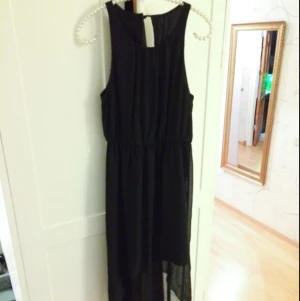  - Klänning med lite längre tyg bak. Jättefint skick!
