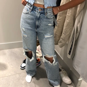 Nya H&M jeans  - Ett par bekväma och snygga jeans med lapparna kvar. Tjejen på bilden är 1,60! Frakt på 63 kr tillkommer 💕