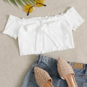 Topp - Säljer denna vita fina toppen från shein. Bra mjukt material! HELT Ny! Storlek L men väldigt liten i storleken skulle säga en XS-S!💕💕 ❌köparen står för frakt❌