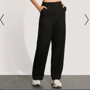 Raka kostymbyxor - Jätte fina kostym byxor men försmå för mig tyvär       Buda från 150+frakt i kmt 