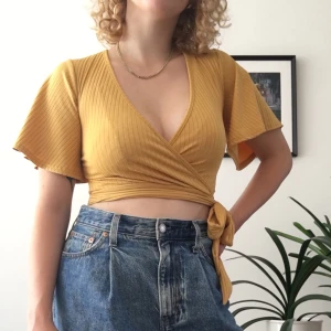 Senapsgul topp från TopShop - Senapsgul omlott topp från TopShop strl. 36, nästan aldrig använd 🌼  Pris är 90kr, buda gärna