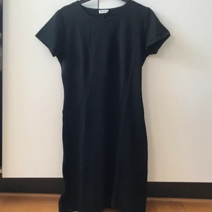 Filippa K klänning - Klänning från Filippa K. Storlek M. Bra skick, inga trasiga sömmar eller fläckar.