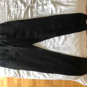 Only kostymbyxor i mjukis - Ett par mjukisbyxor från Only som liknar lite kostymbyxor. De är mjuka och väldigt fina. Kan både klä upp och klä ner. Säljer pga för små. Väldigt bra kvalite