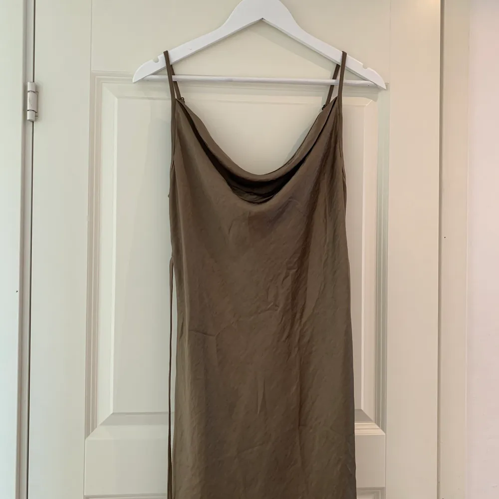 Helt ny satin klänning stl s prislappen kvar slutsåld på hemsidan. Mekot.