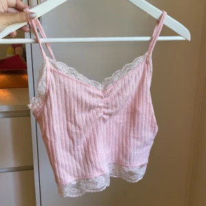 Babyrosa linne - Säljer detta gulliga linne i en ljusrosa färg, strl S! Aldrig använd✨ Säljs för 50kr+22kr i frakt😊