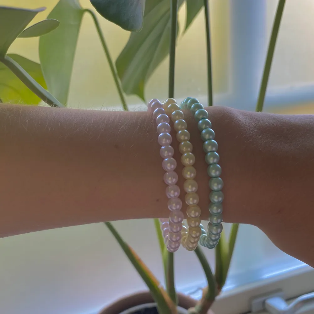 Fina hemmagjorda pärlarmband i olika färger!🌸 tänk på att mina handleder är väldigt smala och armbanden är strechiga innan ni frågar💕 Frakt tillkommer på 15kr. Accessoarer.