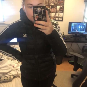 Adidas jacka  - Adidas jacka som passar s- Lungefär, använd 2 gånger 