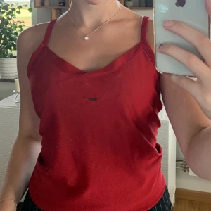 Nike linne - Snyggt gammal Nike linne i vinröd. Skiiiit skönt!!! Säg ditt pris❤️