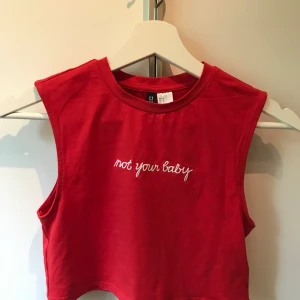 Croptop ’not your baby’ - Croptop från H&M, aldrig använd.