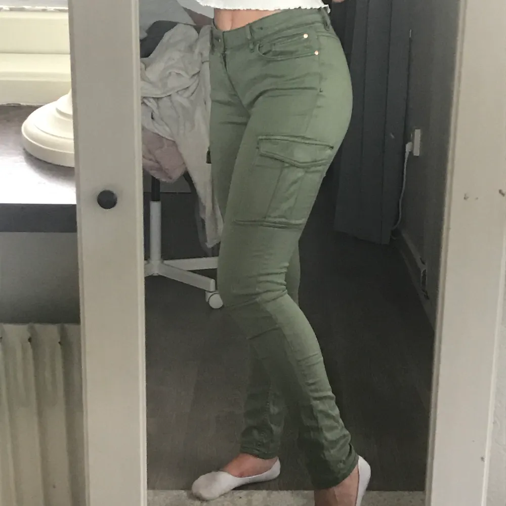 Militärgröna leggings med fickor på sidorna av låren (fickorna går att öppna). Det är stretchigt material och de är väl använda men fortfarande i fint skick. 30kr + frakt 44kr (tar bara swish). Jeans & Byxor.