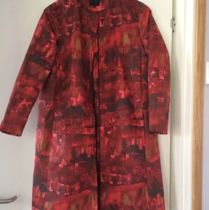  - Snygg kappa från märket COS.
Aldrig använt köpt för två år sedan.
Passar en 34-36:a.
Frakt tillkommer.

