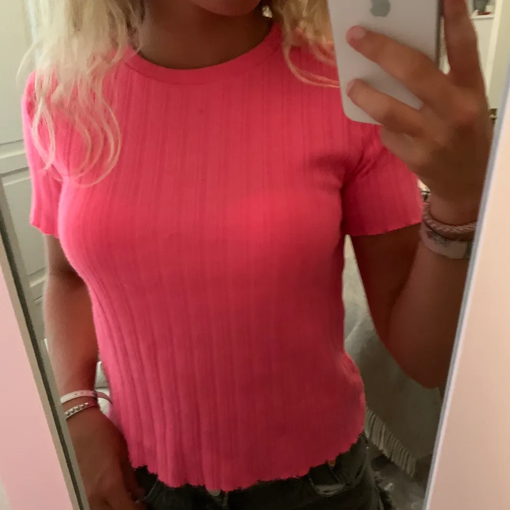 Säljer en ascool rosa stickad neon T-shirt från Zara i storlek M. Använde den lite förra sommaren men sen inget alls. Jättebra skick💖💖💖 . T-shirts.