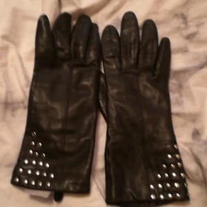 Äkta skinnhanskar - Äkta skinnhanskar dom är ej andvända fick från min kompis men andvänder aldrig dom 