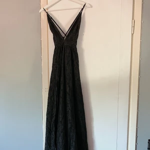 Galaklänning - Säljer denna OTROLIGT VACKRA gala/balklänningen som jag använde på min studentbal. Köpt från showpo och är i storlek xxs men passar även en XS skulle jag tro! Banden går att justera och går ned i ryggen. Bild 2 visar även en utav 2 slitsar :)