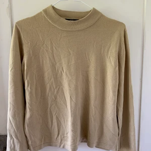 Beige tröja från marks & spencers - Nu säljer jag en jättefin beige tröja från marks & spencers i nyskick. Ungefär ett halv års gammal tröja men bara använd 2 gånger. Passar både S och M, men nog även XS. Väldigt fin till hösten!💕💕