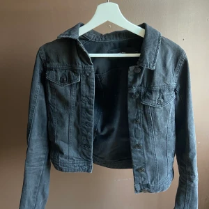 Svart jeansjacka - Svart jeansjacka som är något kortare i modellen. Använd fåtal gånger, frakt tillkommer.