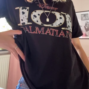 T shirt me 101 dalmatiner -  Fin T-shirt i bra skick. Säljer på grund att den inte kommer till användning💕möts upp i stockholm