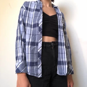 Blå flanellskjorta  - Så fin flanellskjorta som tyvärr blivit lite för liten för mig. Köpt på monki men finns inte längre kvar i butik. Snygg att ha till ett par svarta jeans!